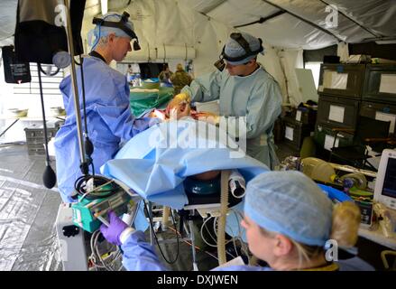 Eine vollständige Mobile tented Krankenhaus, die OP-Säle, Röntgen, MRT, Bildverstärker alle bereit für sofortige Aktion hat bei Bedarf. Diese Armee Veranstaltung in Upavon, Wiltshire zeigte der Spezialist, Kampf und Durchsetzungsfähigkeit der "Force Truppe Befehle" und seine Fähigkeit, Kapazität, Kontingenz und Widerstandsfähigkeit der Armee in der Zukunft. Es werden einige der neuesten Ausrüstung zur Verfügung. Die FTC hat etwa 36.000 Regular und Reserve-Soldaten unter seinem Befehl. 26. März 2014 Bild von Geoff Moore/Dorset-Medienservice Stockfoto