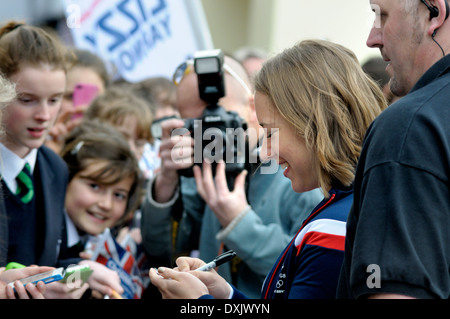 Lizzy Yarnold Siegesparade in Sevenoaks, Kent. 21.03.2014 nach dem Gewinn der Goldmedaille im Skelett bei den Winterspielen in Sotschi Stockfoto