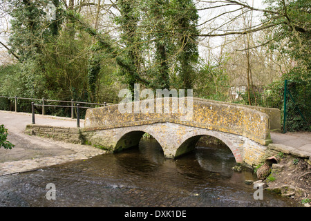 Die Packhorse Bridge und ford in Bide Brook, Lacock in Wiltshire England Stockfoto