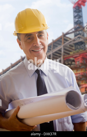 Porträt des Lächelns Hispanic Architekt auf Baustelle Stockfoto