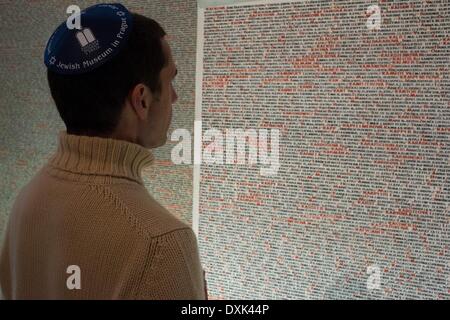 Neben den Namen der Opfer an den Wänden die Pinkas-Synagoge zu beten. Das heutige Gebäude ist das Werk der Horowitz-Familie. -April 2013 Stockfoto