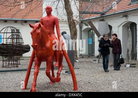 Skulpturen an der Moldau. Die Moldau durchschneidet die magische Stadt Prag zwischen klassischen Gebäuden Gebäuden und schönen Brücken über, wie die Karlsbrücke und andere modernere. April 2013 Stockfoto