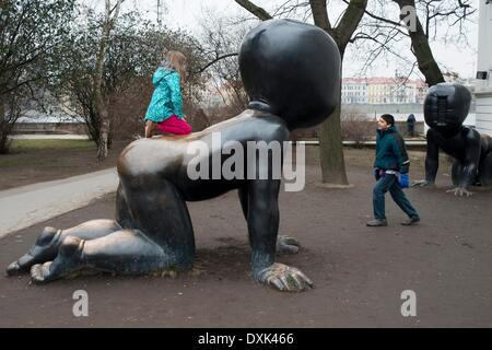 Baby krabbeln Riesen Kampa-Insel. Prag. Hier sind drei Bronzeskulpturen des tschechischen Künstlers David Cerny, mit dem Titel "Babies", drei riesige Babys mit Barcodes eingebettet in ihren Gesichtern. April 2013 Stockfoto