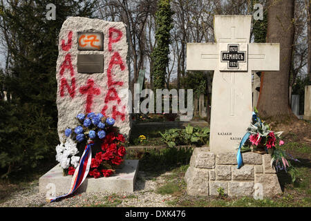 Prag, Tschechische Republik. 26. März 2014. Ein Denkmal für die sowjetischen Soldaten in Afghanistan gefallenen 1979-1989 gesehen mit Sprühfarbe mit Graffiti an der Olsany Friedhof geschaendet eröffnet in Prag, Tschechische Republik. Der Name von Jan Palach auf dem Denkmal erschienen. Jan Palach wurde ein tschechischer Student, Selbstmord, indem sie sich verpflichtet - selbstverbrennung im Januar 1969 als politischer Protest gegen die sowjetische Invasion 1968 in der Tschechoslowakei. Das Denkmal für die sowjetischen Soldaten war einen Monat gesprüht, nachdem es im Februar 2014 eröffnet wurde. Stockfoto