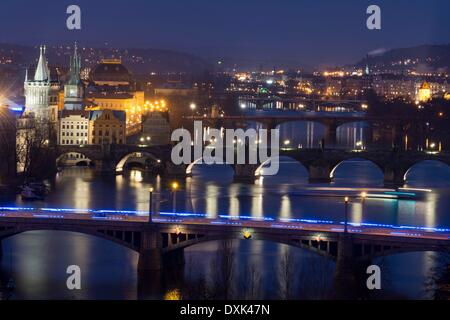 Nachtansichten der verschiedenen Brücken in der Stadt Prag über die Moldau. Die berühmteste Brücke, die über die Moldau aktuelle steigt ist die Karlsbrücke. -April 2013. Stockfoto