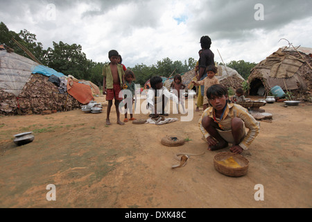 Tribal Mann und Kinder Umgang mit Schlangen. Musahar oder Bhuija Stamm. Keredari Dorf, Bezirk Hazaribaug, Jharkhand, Indien Stockfoto