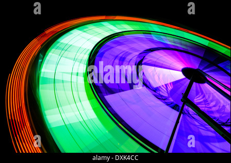Spinnerei Neon Riesenrad fahren im Freizeitpark in der Nacht Stockfoto