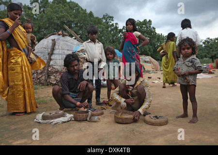 Tribal Mann und Kinder Umgang mit Schlangen. Musahar oder Bhuija Stamm. Keredari Dorf, Bezirk Hazaribaug, Jharkhand, Indien Stockfoto