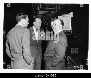 NICHT IDENTIFIZIERTER MANN UND NOEL FEIGLING BESUCH ALFRED HITCHCOCK O Stockfoto