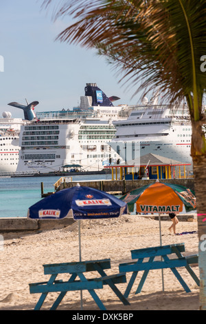 Kreuzfahrtschiffe von Junkanoo Beach, Nassau, Bahamas, Karibik gesehen Stockfoto