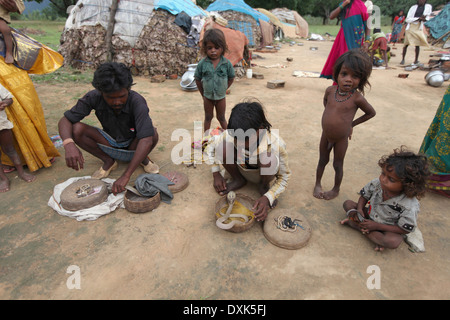 Tribal Mann und Kinder Umgang mit Schlangen. Musahar oder Bhuija Stamm. Keredari Dorf, Bezirk Hazaribaug, Jharkhand, Indien Stockfoto