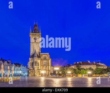 Beleuchteten Piazza und alte Rathaus in der Morgendämmerung, Prag, Tschechische Republik Stockfoto
