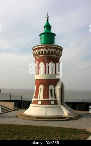 Leuchtturm Kaiserschleuse, genannt auch Pingelturm steht am Pier Ost bis zum Eingang der Kaiserhafen in Bremerhaven. Foto: Klaus Nowottnick Datum: 7. März 2014 Stockfoto