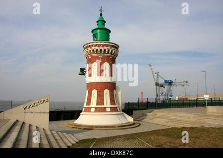 Leuchtturm Kaiserschleuse, genannt auch Pingelturm steht am Pier Ost bis zum Eingang der Kaiserhafen in Bremerhaven. Foto: Klaus Nowottnick Datum: 7. März 2014 Stockfoto