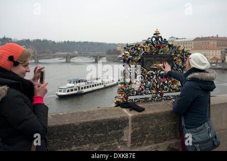 Vorhängeschlösser an der Karlsbrücke. Die Idee, inspiriert von den Protagonisten des Romans, die ich haben wollte, von Federico Moccia, ist schließen Sie ein Schloß und werfen den Schlüssel in den Fluss, eine Beziehung zu versiegeln. April 2013 Stockfoto