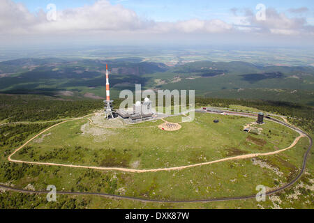 Luftaufnahme des Berges Brocken im Harz (Sachsen-Anhalt, Deutschland), fotografiert am 13.06.2010 von einem Kleinflugzeug. Der Brocken 1142 m hoch und der höchste Berg im Norden Deutschlands. Stockfoto