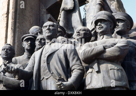 Denkmal der türkischen Republik Istanbul auf dem Taksim-Platz zum Gedenken an die Gründung der türkischen Republik mit Mustafa Kemal Atatürk und den Commorades in West Stockfoto