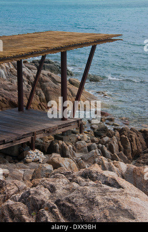 Hölzerne Pier auf Felsen in Koh Samui Thailand Stockfoto