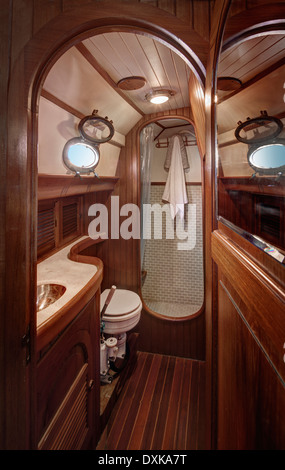 Badezimmer in Bootskabinen Stockfoto
