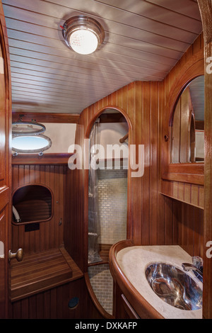 Badezimmer in Bootskabinen Stockfoto