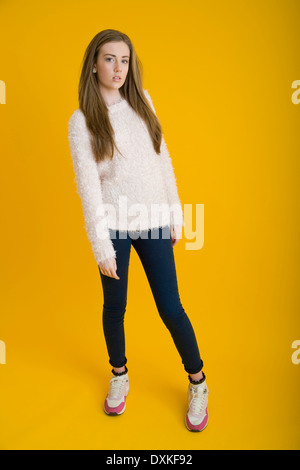 Porträt von ein ziemlich junges Mädchen Leggings und einen flauschigen Pullover tragen. Stockfoto