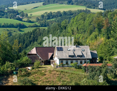 idyllische Landschaft im Schwarzwald zeigt einige Häuser in hügeligen Ambiente im Sommer Stockfoto