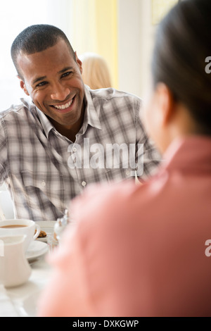 Glückliches Paar Kaffee trinken Stockfoto