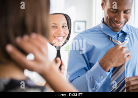 Paar Vorbereitungen gekleidet Stockfoto