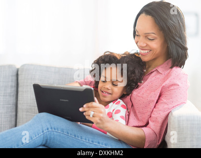 African American Mutter und Tochter mit digital-Tablette Stockfoto