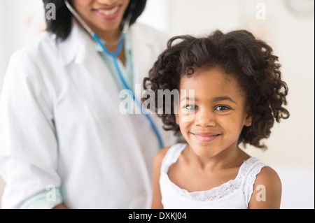 Porträt von lächelnden afroamerikanische Mädchen mit Arzt Stockfoto