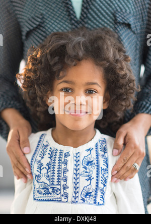 Porträt des Lächelns afroamerikanischen Mädchens Nahaufnahme Stockfoto