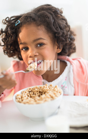 Porträt des afroamerikanischen Mädchen essen Müsli Stockfoto