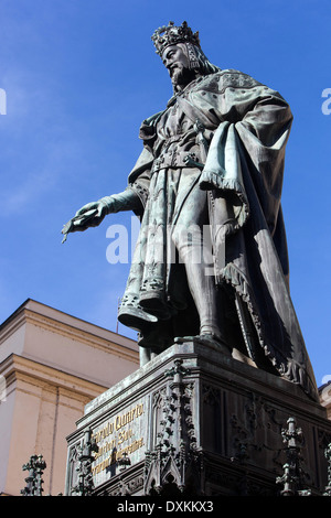 Statue von Karl IV. Kaiser des Heiligen Römischen Reiches von Böhmen Königskulptur auf dem Kreuzritterplatz an der Karlsbrücke Prager Skulptur Stockfoto