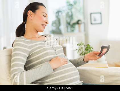 Schwangere Japanerin Blick auf Ultraschallbild Stockfoto