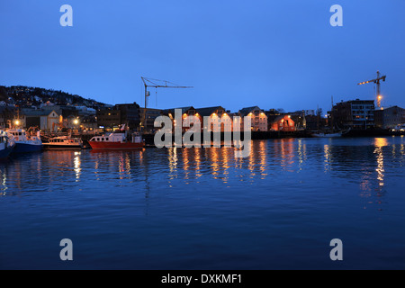 Kai-Wohnungen in der Morgendämmerung, Tromsø, Norwegen. Stockfoto