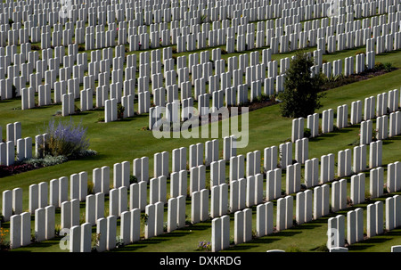 ETAPLES - FRANKREICH. FRIEDHOF DER BRITISCHEN UND COMMONWEALTH-KRIEGSGRÄBER AN DER D940 VON BOULOGNE NACH LE TOUQUET. FOTO: JONATHAN EASTLAND Stockfoto