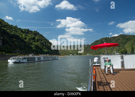 Touristischen schlafen auf Oberdeck Rhein River Cruiser Stockfoto