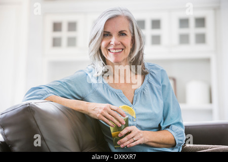 Porträt des Lächelns kaukasischen Frau trinken Eistee Stockfoto