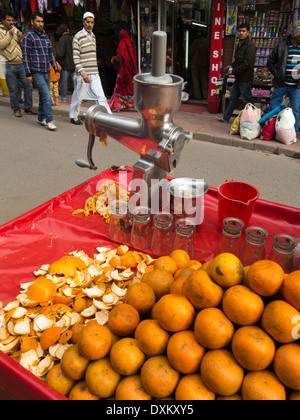 Indien, Jammu und Kaschmir und Jammu, Raghndath Basar, stall, Verkauf von frisch gepressten Orangensaft Stockfoto