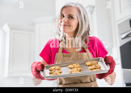 Porträt des kaukasischen Frau hält gebackene Kekse Stockfoto