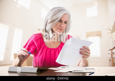 Kaukasische Frau Rechnungen online bezahlen Stockfoto