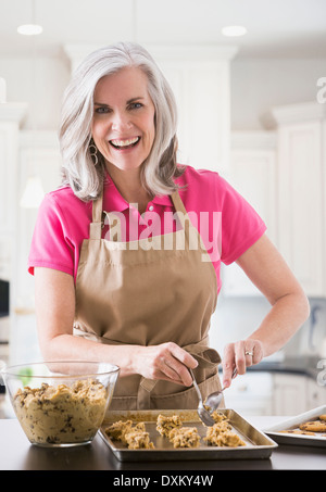 Porträt des kaukasischen Frau Kekse backen Stockfoto