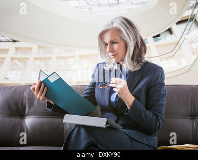 Kaukasische Geschäftsfrau mit digital-Tablette Stockfoto