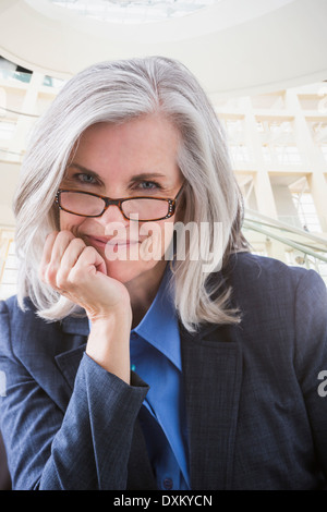 Porträt des Lächelns kaukasischen Geschäftsfrau hautnah Stockfoto