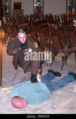 Ein Verdächtiger in Handschellen von Washington County Sheriff gehalten Stockfoto