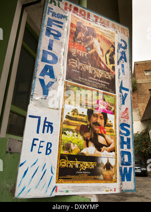 Indien, Jammu und Kaschmir und Jammu Raghndath Basar, Hari Theater Kino, film auf Plakaten Stockfoto