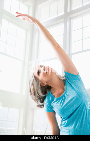 Kaukasische Frau Yoga zu praktizieren Stockfoto