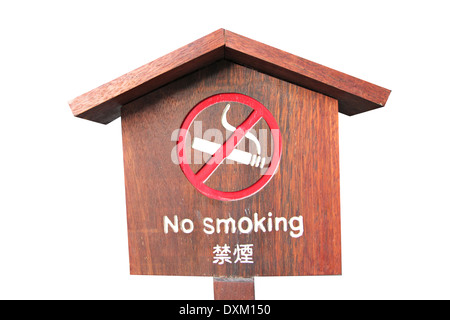 Text zu Rauchverbot auf hölzernen Signieren auf weißem Hintergrund. Stockfoto