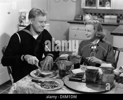 ZWEI MÄDCHEN UND EIN MATROSE Stockfoto