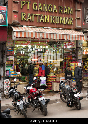 Indien, Jammu und Kaschmir, Jammu, Raghndath Basar, Shopper in Rattan Kumar Lebensmittelgeschäft Stockfoto